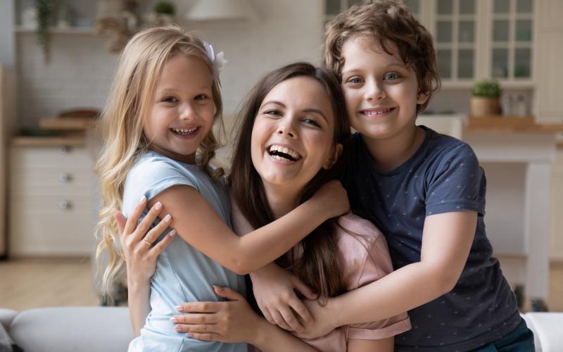 Frau mit zwei Kindern